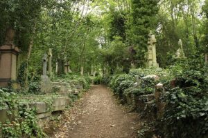 Highgate Cemetery - London's Gothic Elegy